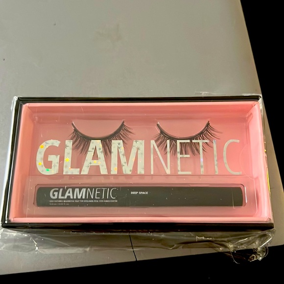 Virgo Lashes with Deep Space Magnetic Felt Tip Eyeliner Pen - Picture 1 of 1